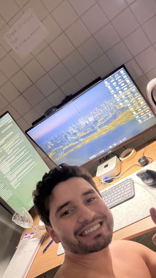 Igor trabalhando no computador