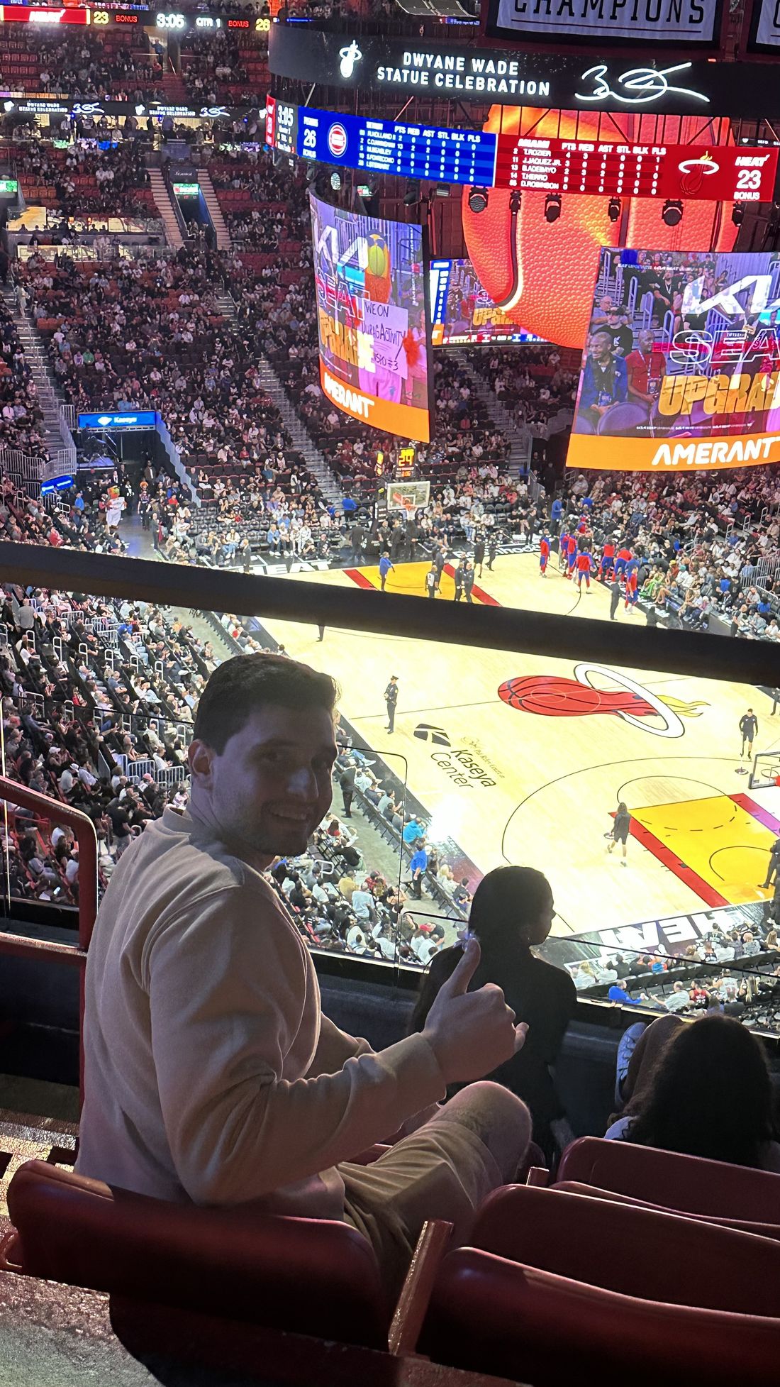Igor assistindo a um jogo de basquete em uma arena